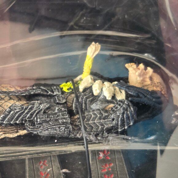 2005 ALIEN VS PREDATOR ACTION FIGURES, COMPLETE SET, MINT IN THE BOX!!! - Picture 2 of 10